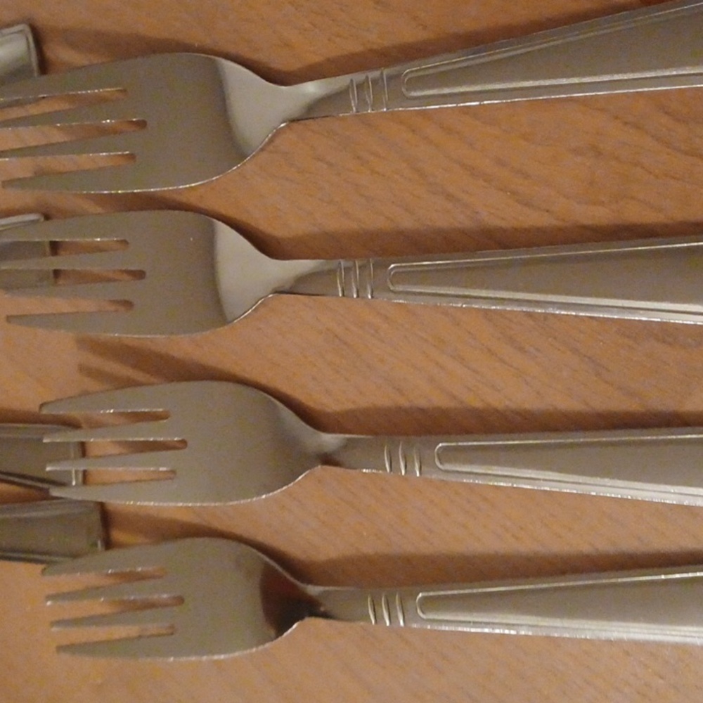 Gibson 14 pieces of flatware. Spoons, forks, butter knives. - Picture 2 of 7